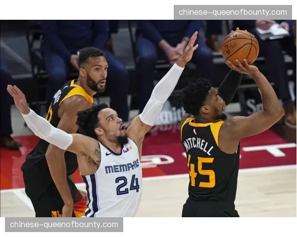 太阳大胜爵士团队战术解析:七人得分上双与45.5%三分命中率 太阳大胜爵士团队战术解析:七人得分上双与45.5%三分命中率